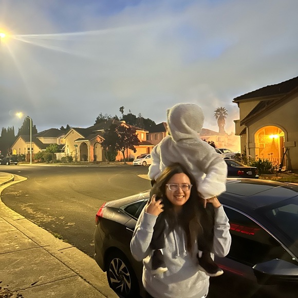 Hi there! Welcome to my closet🤗 - Picture 2 of 5